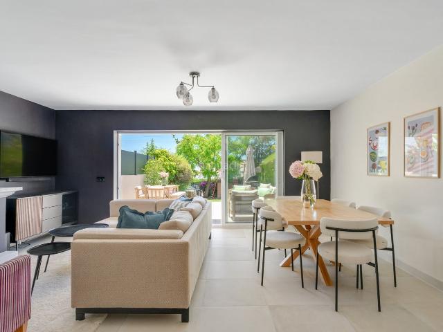 Casa adosada en venta en Estepona, Nueva Atalaya. Hermosa casa de tres dormitorios con jardín privado en Nueva Atalya. Casas adosadas.