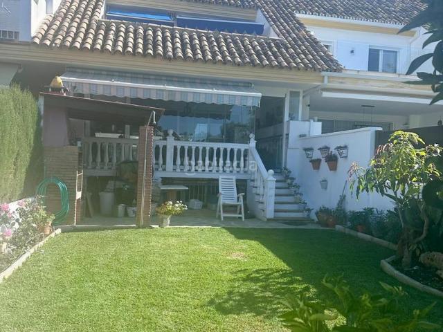 Casa adosada en venta en Estepona, Nueva Atalaya. INCREIBLE CASA ADOSADA CON TAMAÑO DE VILLA CON JARDÍN PRIVADO! Magnifica oportunidad en el mercado! Amplia casa adosada, familiar. Casas adosadas.