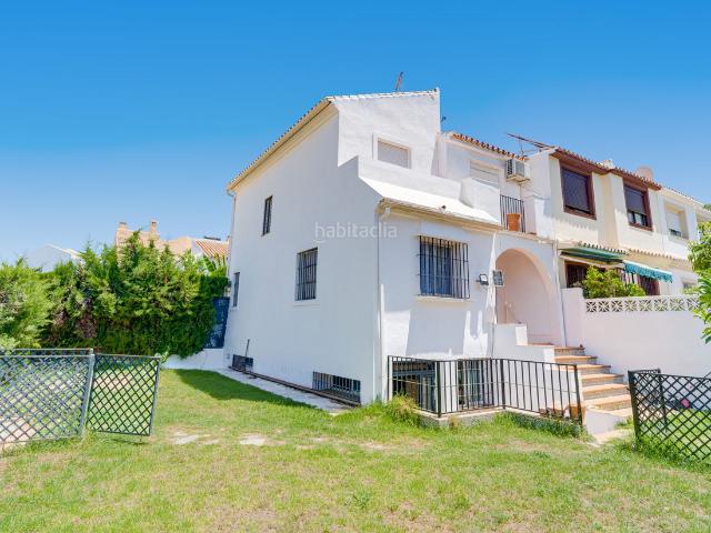 Casa adosada en venta en Estepona, Nueva Atalaya. Proyecto de renovación Casa de esquina de tres dormitorios con jardín privado grande en Nueva Atalaya, Estepona. Casas adosadas.