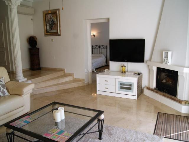 Casa adosada en venta en Estepona, Paraiso Barronal. Encantadora casa adosada con tres dormitorios, dos baños más aseo en una zona prestigiosa. Esta casa está bien cuidada por sus due. Casas.