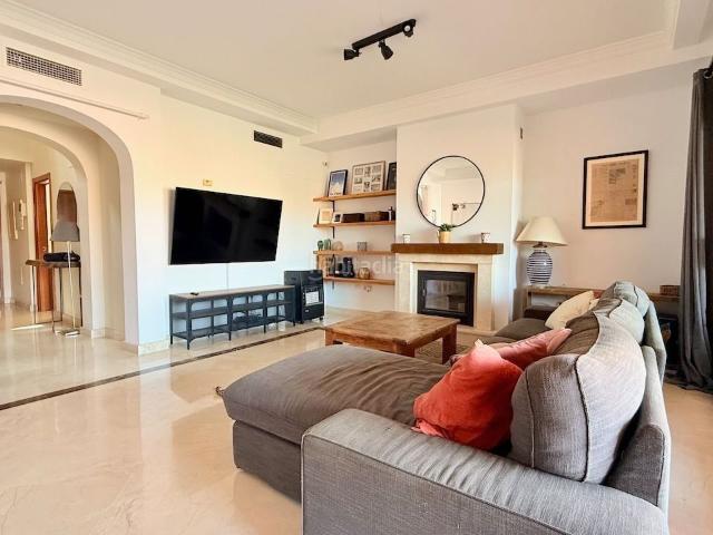 Casa adosada en venta en Estepona, Valle Romano Golf. Casa adosada en primera línea de golf, 3 dormitorios, 3 baños y garaje privado, en Azata Golf, Estepona Oeste. Casas adosadas.