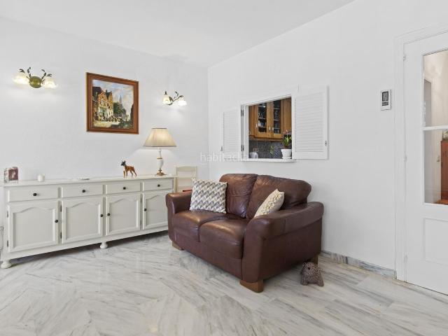 Casa adosada en venta en Estepona, Villacana Costalita Saladillo. Encantadora casa adosada, junto a la playa, 3 dormitorios, 2,5 baños, amplio y luminoso, solarium con vistas al mar en buscada.