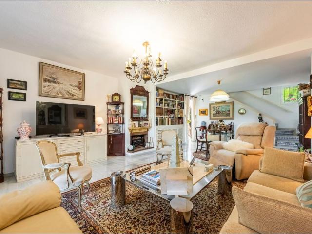 Casa adosada en venta en Estepona, Villacana Costalita Saladillo. Exclusiva casa adosada de esquina con amplio jardín privado en la Nueva Milla de Oro, Estepona. Casas adosadas.