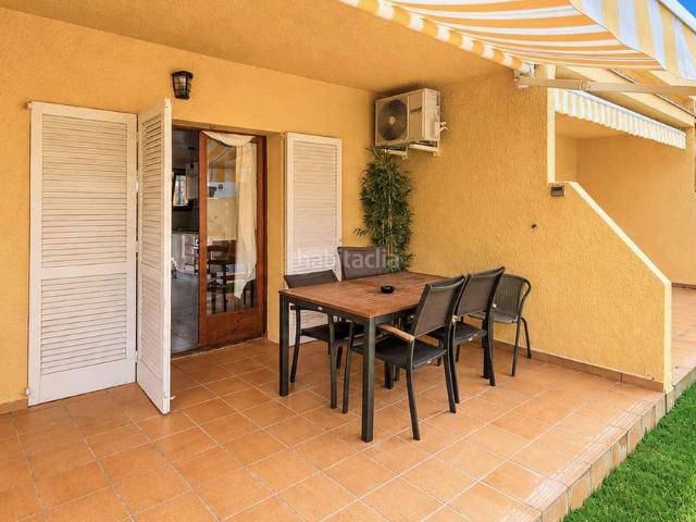 Casa adosada en venta en Escala L´, Riells Costa Brava. Muy bonita casa con licencia turística y piscina comunitaria. Casas adosadas Escala.