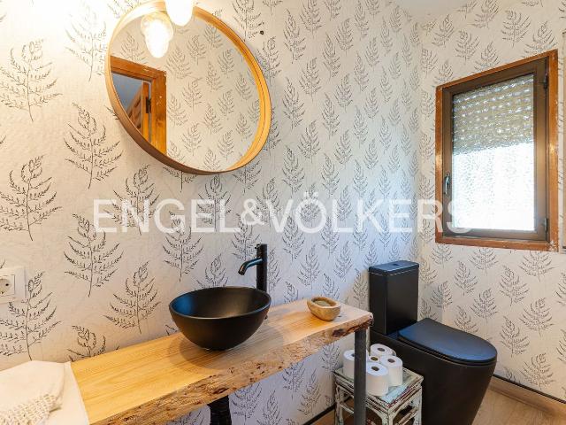 Casa adosada en venta en Escorial El, Centro Manguilla. Amplio chalet pareado con piscina y jardín infinito en El Escorial. Casas adosadas Escorial.