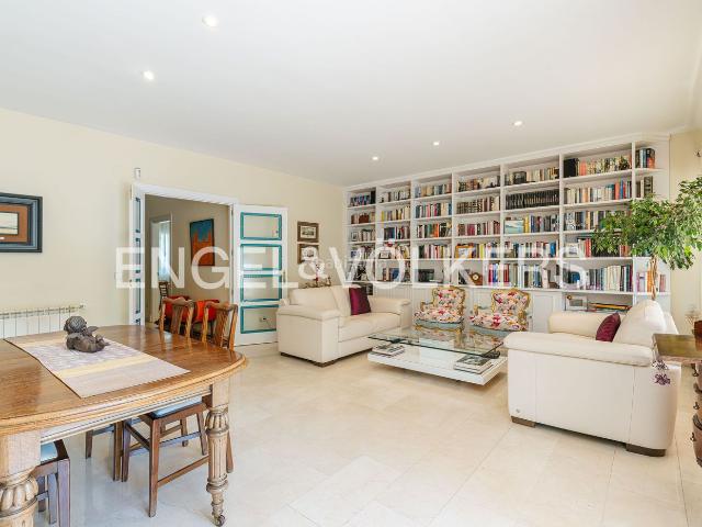Casa adosada en venta en Escorial El, Jardín de los Reyes Parque Real. Chalet pareado con piscina privada a pie de San Lorenzo y El Escorial. Casas adosadas Escorial.