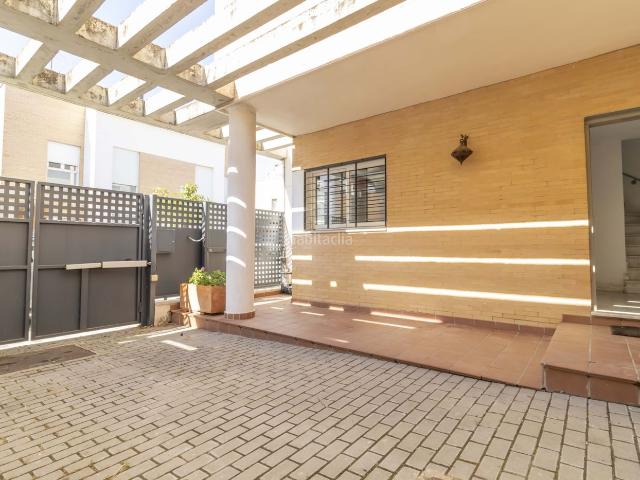 Casa adosada en venta en Espartinas, Colegio Europa. CASA DE DOS PLANTAS CON PISCINA COMUNITARIA A LA VENTA EN ESPARTINAS. Casas adosadas.