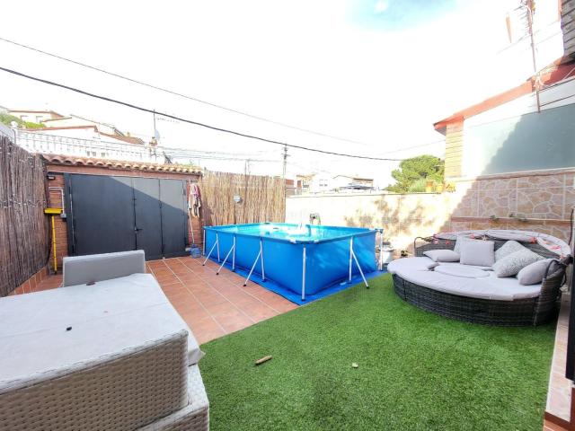 Casa adosada en venta en Esparreguera, Mas d´en Gall. OPORTUNIDAD CASA REFORMADA DE UNA PLANTA ADOSADA EN MAS DEN GALL. Casas adosadas.