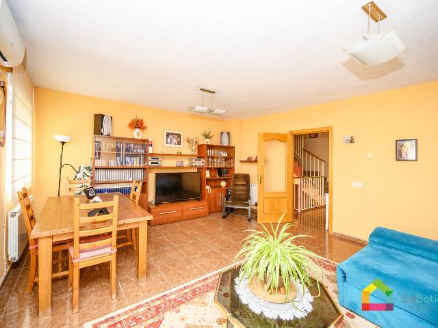 Casa adosada en venta en Esquivias. AMPLIA VIVIENDA EN ESQUIVIAS TOLEDO, A UN PASO DE ILLESCAS Y MADRID. Casas adosadas.