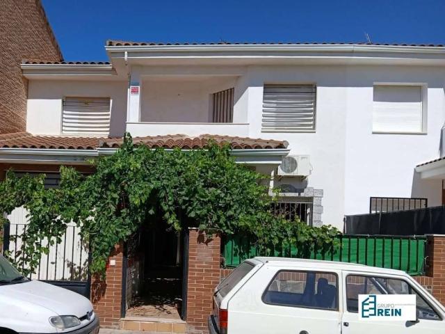 Casa adosada en Venta en Esquivias
