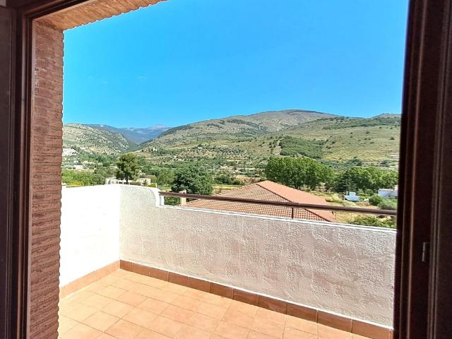 Casa adosada en venta en Fondón. Casa a estrenar con encanto, vistas espectaculares y garaje doble. Casas adosadas.