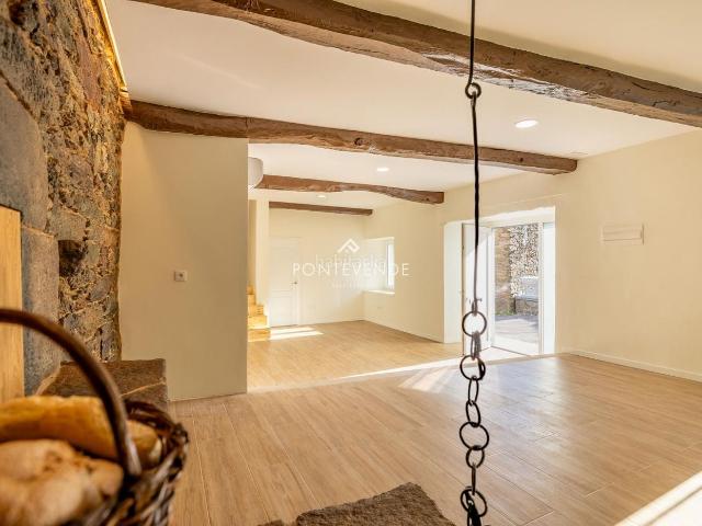 Casa adosada en venta en Forcarei. Casa de piedra de 1900 reformada a estrenar en Soutelo de Montes. Casas adosadas.