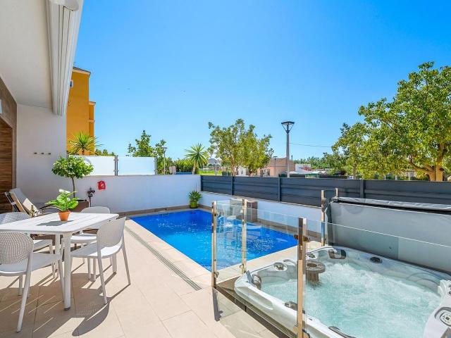 Casa adosada en venta en Formentera del Segura. Casas adosadas Formentera del.