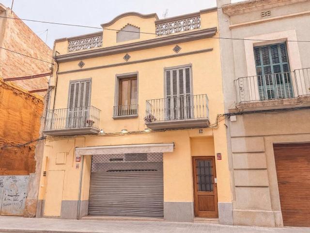 Casa adosada en venta en Figueres, Centre. Propiedad con local incluido en el centro de Figueres. Casas adosadas.