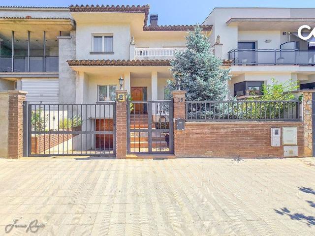 Casa adosada en venta en Figueres, de 153 m² 5 habitaciones por 395.000
