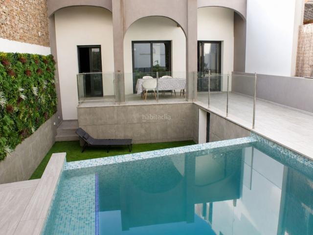 Casa adosada en venta en Figueres, Eixample Horta Capallera. Casa reformada con Piscina Privada 138 m² 3 Habitaciones. Casas adosadas.