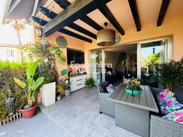 Casa adosada en venta en Finestrat, Golf Bahía. Chalet adosado con terraza y piscina en Sierra Cortina, Finestrat. Casas adosadas.