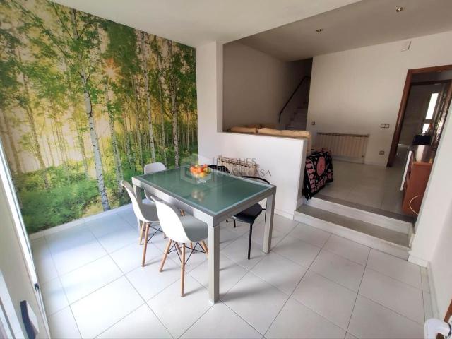 Casa adosada en venta en Franqueses del Vallès Les. Casa pareada de 5 habitaciones y dos baños con jardín y garaje. Casas adosadas Franqueses del Vallès.