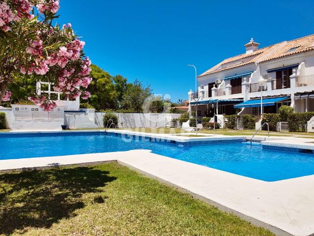 Casa adosada en venta en Fuengirola, Castillo Sohail Myramar. Exclusivo adosado de esquina junto al mar en Fuengirola, situado en una tranquila y cuidada urbanización residencial a escasos met.