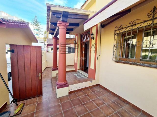 Casa adosada en venta en Fuengirola, Centro ciudad. Casa adosada en venta en Pueblo López, en el centro de Fuengirola. Casas adosadas.