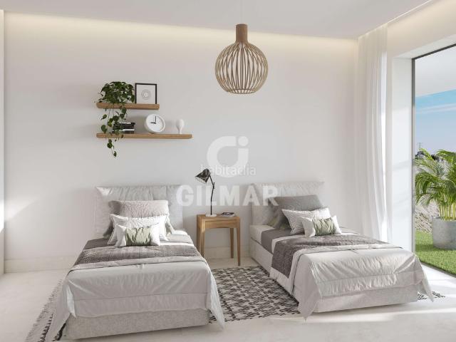 Casa adosada en venta en Fuengirola, Las Gaviotas Carvajal. Descubre una vida de lujo y confort en este impresionante chalet adosado ubicado en la prestigiosa urbanización The KOS, en El Hig. Casas.