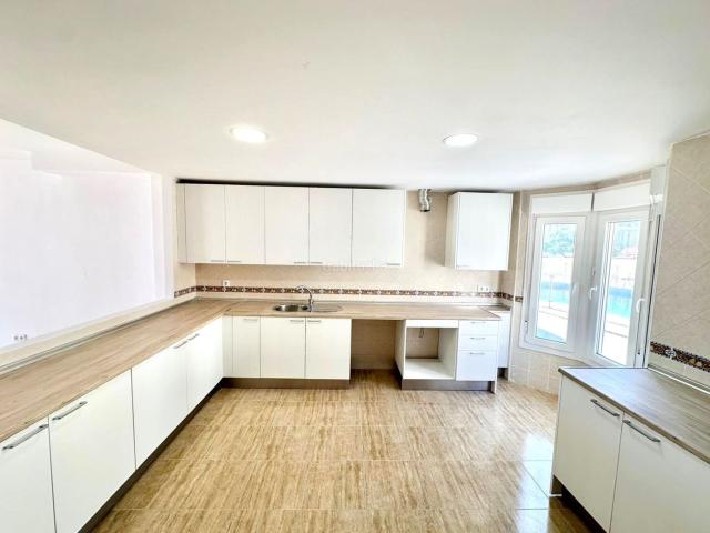 Casa adosada en venta en Fuengirola, Los Boliches. Amplia casa adosada con piscina, aparcamiento y ubicación privilegiada en Los Boliches. Casas adosadas.