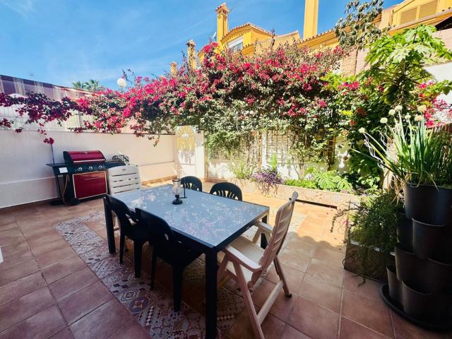 Casa adosada en venta en Fuengirola, Los Pacos. Adosado de 5 Dormitorios en los pacos con jardín privado. Casas adosadas.