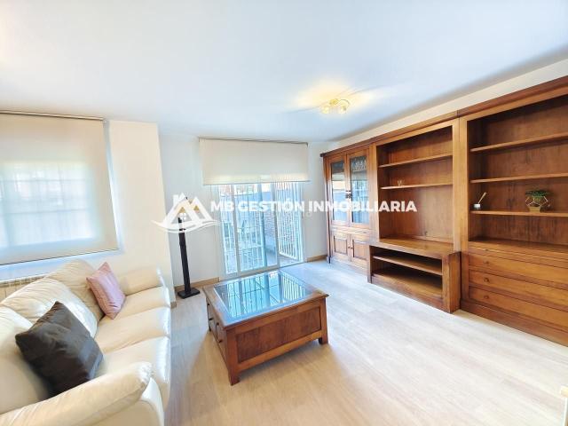Casa adosada en venta en Fuenlabrada, La Serna. MB GESTIÓN INMOBILIARIA TE OFRECE CHALET ADOSADO SEMINUEVO EN URBANIZACIÓN PRIVADA CON PISCINA!. Casas adosadas.