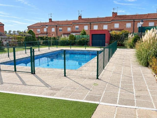 Casa adosada en Venta en Hormigos