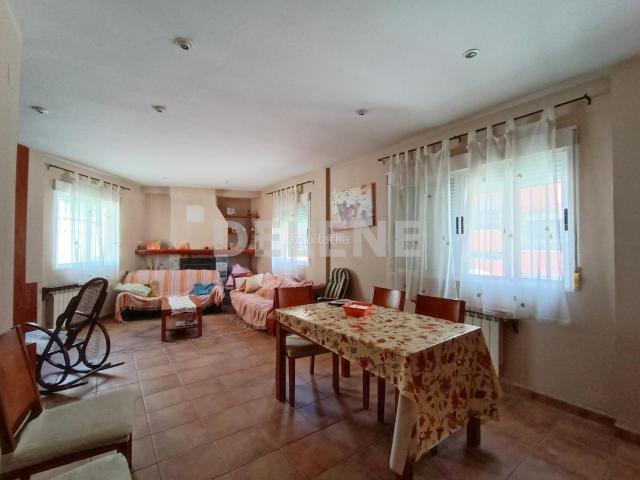 Casa adosada en venta en Hellín. 2693 ADOSADO CON GARAJE, PRÓXIMO A IES IZPISÚA BELMONTE. Casas adosadas.
