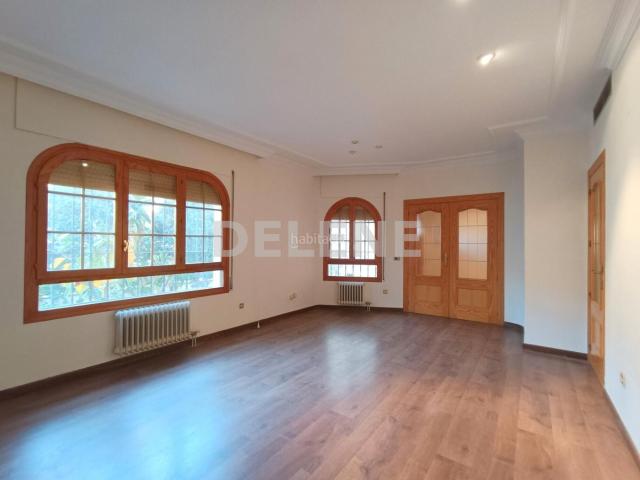 Casa adosada en venta en Hellín. 2740 ADOSADO CON GARAJE, PATIO Y TERRAZA, PRÓXIMO A ESTACIÓN DE AUTOBUSES. Casas adosadas.