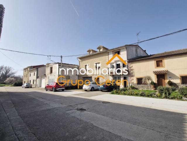 Casa adosada en venta en Herramélluri. En el encantador rincón de Velasco, entre Leiva y Herramélluri, se erige una coqueta casa que parece susurrar historias de un hoga. Casas adosadas.