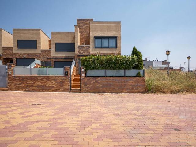 Casa adosada en Venta en Hervencias