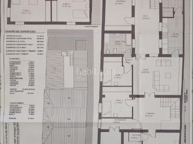 Casa adosada en venta en Hinojos. Gran casa unifamiliar de dos plantas en Hinojos: 6 dormitorios, múltiples salones y todas las comodidades. Casas adosadas.