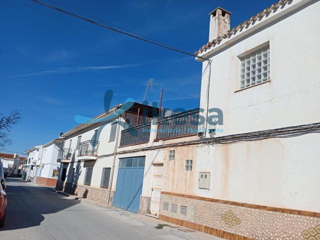 Casa adosada en venta en Huéscar. Espacioso Adosado en Huescar sin Posesión. Casas adosadas.