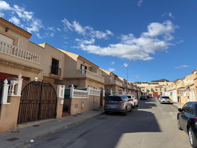 Casa adosada en venta en Huércal de Almería. Dúplex de 4 Dormitorios y 2 baños con dos Grandes terrazas. Casas adosadas Huércal de.