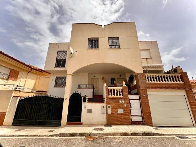Casa adosada en Venta en Huétor Vega