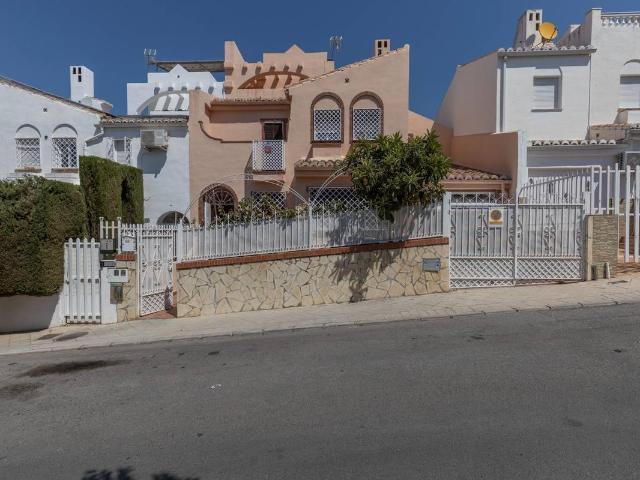 Casa adosada en Venta en Huétor Vega