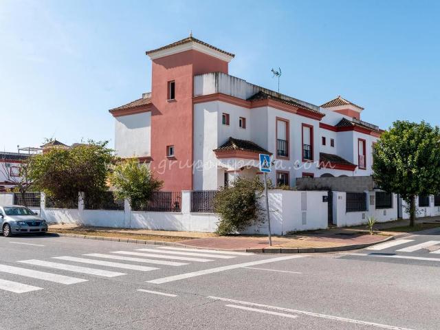 Casa adosada en venta en Huévar. Adosada de esquina con sótano y castillete. Casas adosadas.