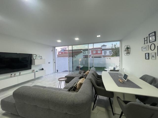 Casa adosada en venta en Huévar. EXCLUSIVA VIVIENDA DE DISEÑO EN HUÉVAR DEL ALJARAFE Ubicada en una de las zonas más nuevas, demandadas y con mayor proyección de H. Casas adosadas.