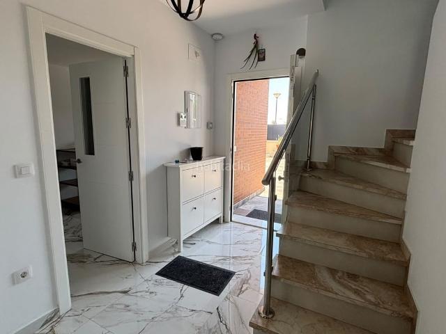 Casa adosada en venta en Huévar. Presentamos en exclusiva esta preciosa casa adosada en Guadial Huevar! Vivienda reformada al completo con 190m2 de parcela, con p. Casas adosadas.