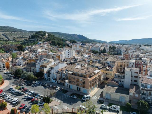Casa adosada en venta en Ibi. Atención Inversores! Planta Baja Céntrica en Ibi con Sótano XXL y Gran Potencial. Casas adosadas.
