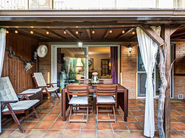 Casa adosada en venta en Igualada, Les Comes. Magnífica casa familiar amb jardí, porxo i terrassa privada a Les Comes. Casas adosadas.