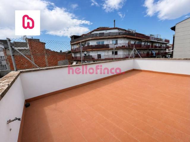 Casa adosada en venta en Igualada, Llevant. Casa adosada con jardín, terraza solárium y parking de 50m. Casas adosadas.