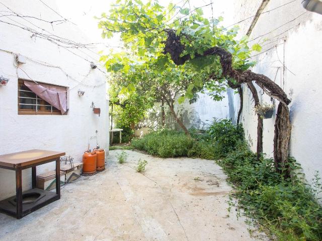 Casa adosada en venta en Íllora. Casa Señorial con Gran Patio en el Centro de Íllora Ideal para Vivienda o Negocio. Casas adosadas.