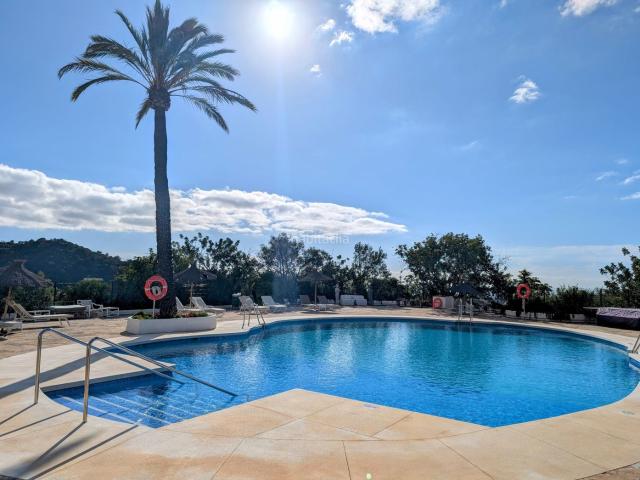 Casa adosada en venta en Istán. Hermosa, orientación sur oeste, casa adosada de dos dormitorios situada en la zona tranquila de Cerros del Lago, Istán. Casas adosadas.