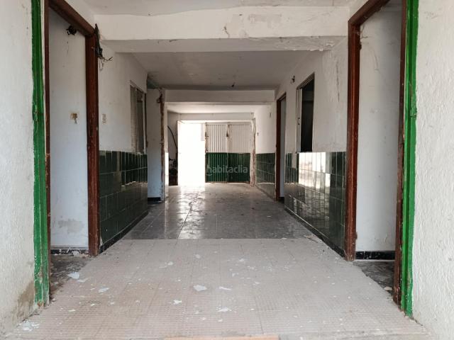 Casa adosada en venta en Iznalloz. Casa a reformar con estupendas vistas al barranco. Casas adosadas.