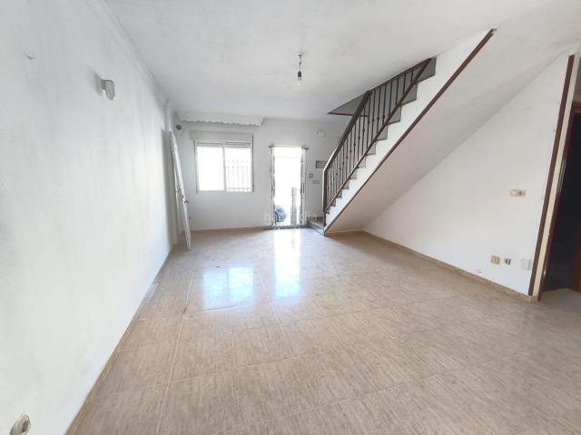 Casa adosada en venta en Iznalloz. CASA EN ESQUINA A LA VENTA EN IZNALLOZ GRANADA. Casas adosadas.