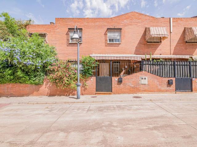 Casa adosada en Venta en Joaquina Eguaras