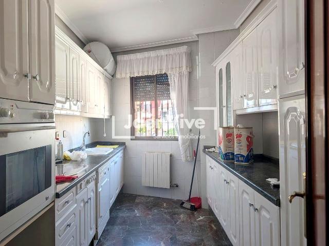 Casa adosada en venta en Jaén, Belén San Roque. Fantástica casa junto a la Plaza Corazón de María. Casas adosadas.